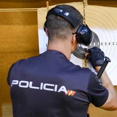 Agente de la Policía Nacional de espaldas